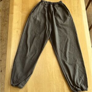 These are Rudy Jude Adult Gardener pants in Ink size Small.